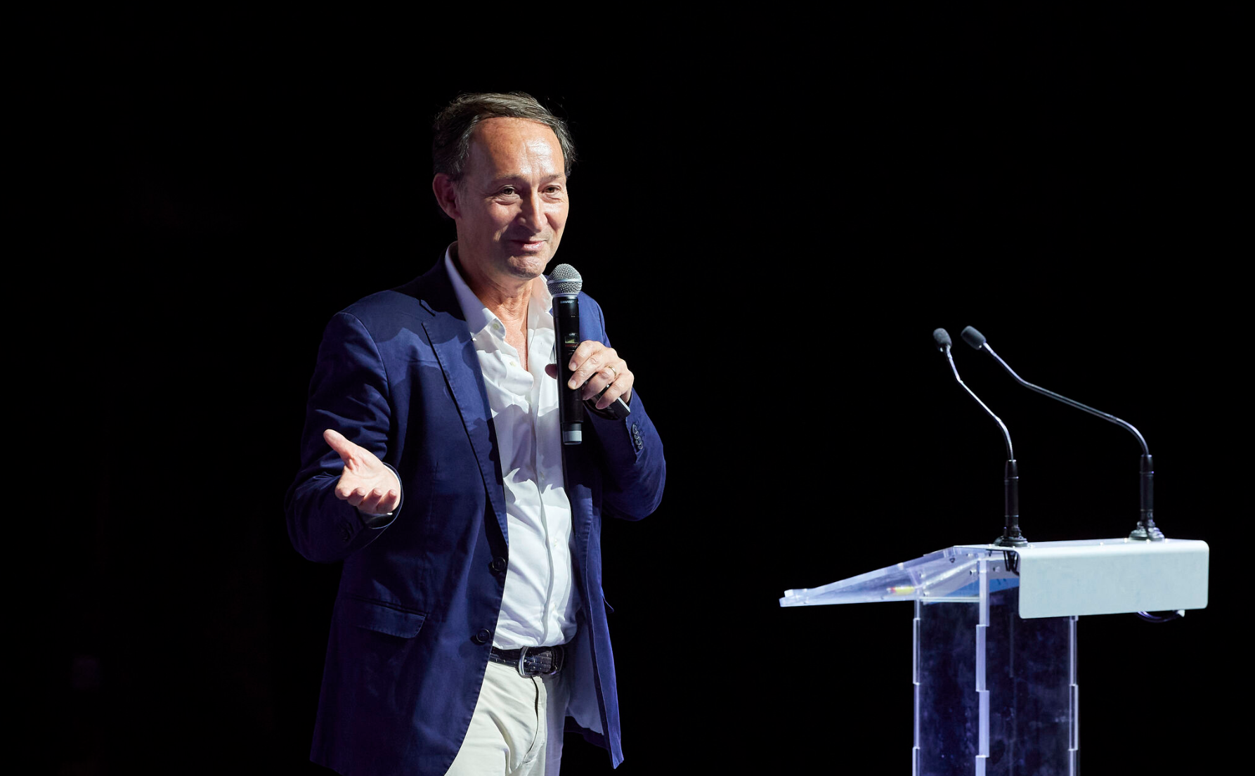 Frédéric Faivre sur scène lors d'une conférence AI FEVER